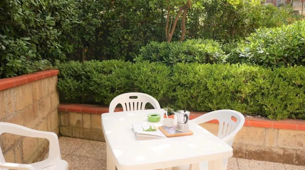 House With Garden And Parking Space In Mergellina ナポリ